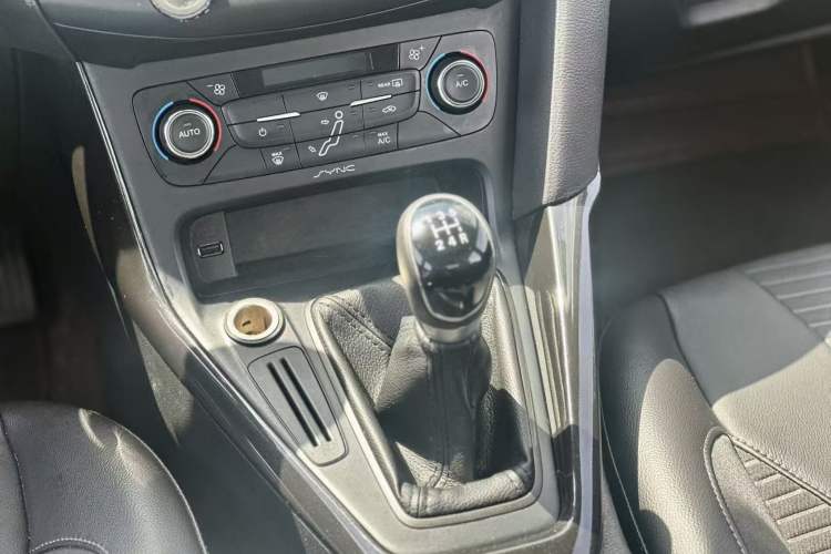 Used Ford Focus 2015 Sedan 1.6L Manual Fashion Edition Interior 3