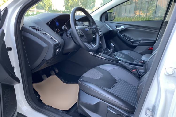Used Ford Focus 2015 Hatchback 1.6L Manual Fashion Edition Interior 4
