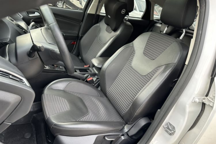Used Ford Focus 2015 Hatchback EcoBoost 125 Manual – Ultra-Style Edition Interior 4