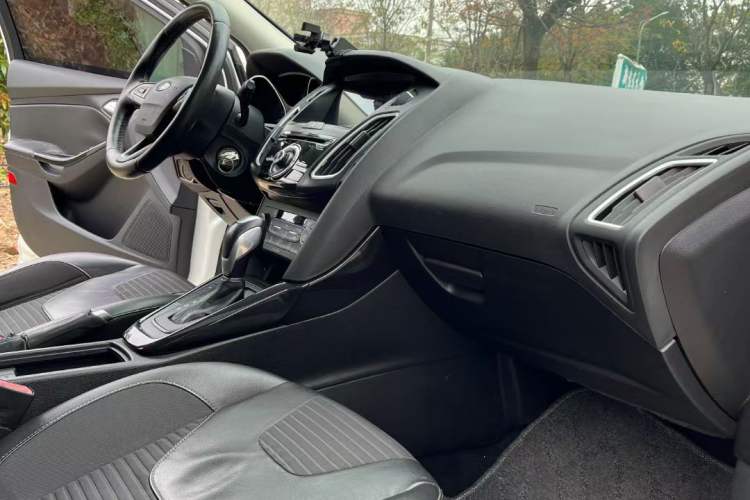 Used Ford Focus 2015 Hatchback EcoBoost 125 Automatic Supreme Style Edition Interior 4