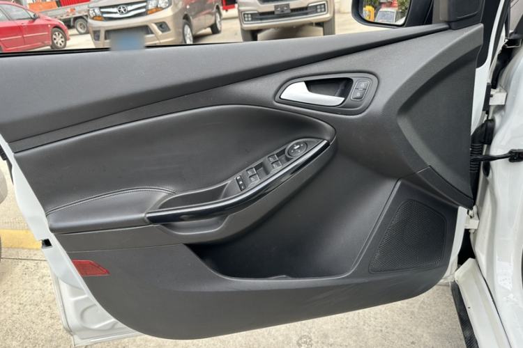Used Ford Focus 2015 Hatchback EcoBoost 125 Manual – Ultra-Style Edition Interior 5