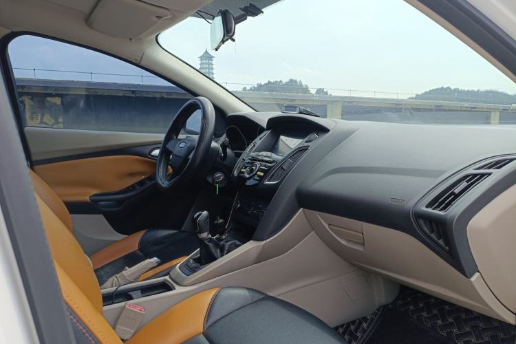 Used Ford Focus 2015 Sedan 1.6L Manual Comfort Model Interior 5