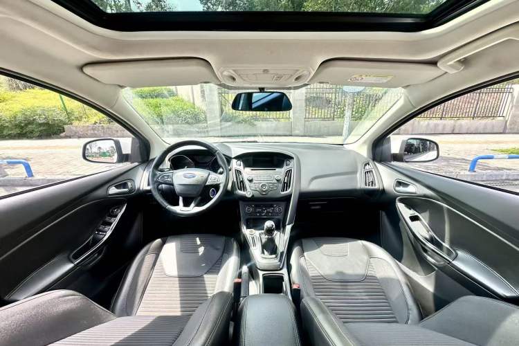 Used Ford Focus 2015 Sedan 1.6L Manual Fashion Edition Interior 5