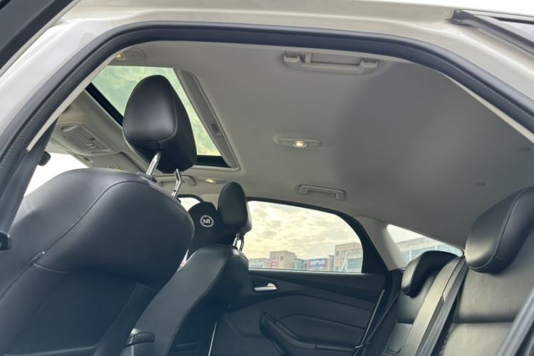 Used Ford Focus 2015 Hatchback EcoBoost 125 Manual – Ultra-Style Edition Interior 6