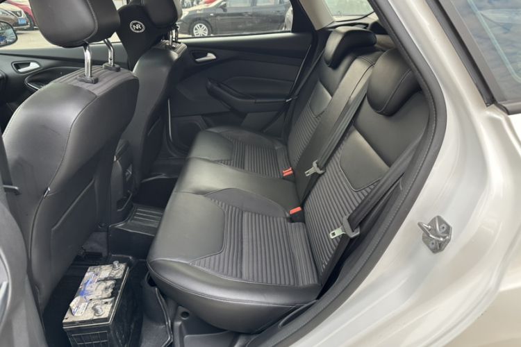 Used Ford Focus 2015 Hatchback EcoBoost 125 Manual – Ultra-Style Edition Interior 8