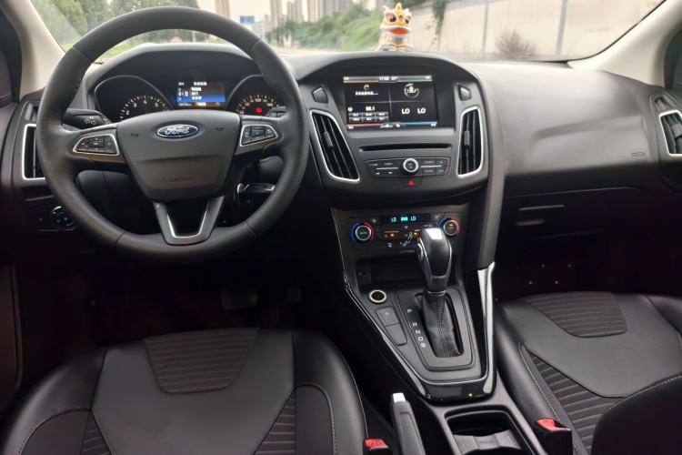 Used Ford Focus 2015 Hatchback EcoBoost 180 Automatic Elite Model Interior 8