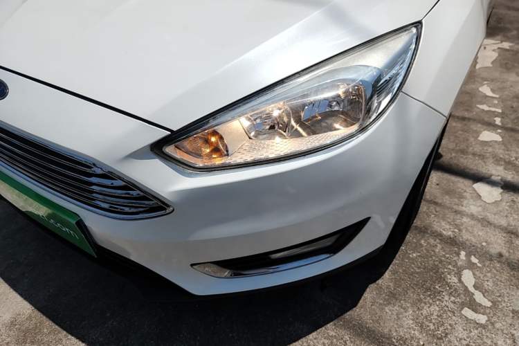 Used Ford Focus 2015 Sedan EcoBoost 125 Manual – Ultra-Style Edition Left Front Headlight