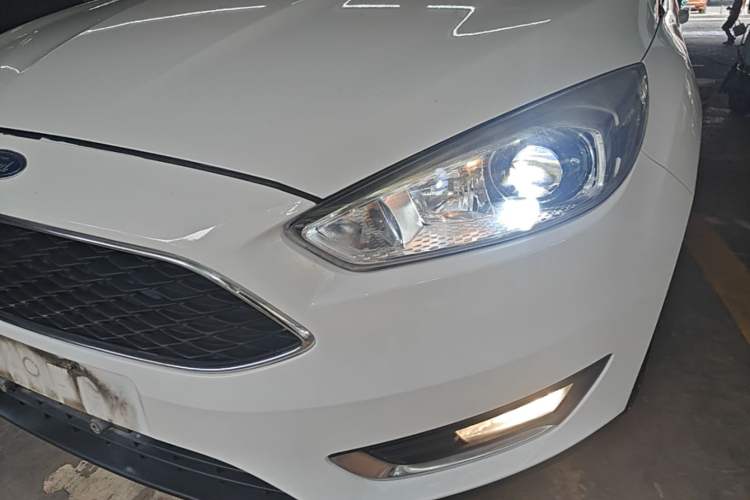 Used Ford Focus 2015 Hatchback EcoBoost 125 Manual – Ultra-Style Edition Left Front Headlight