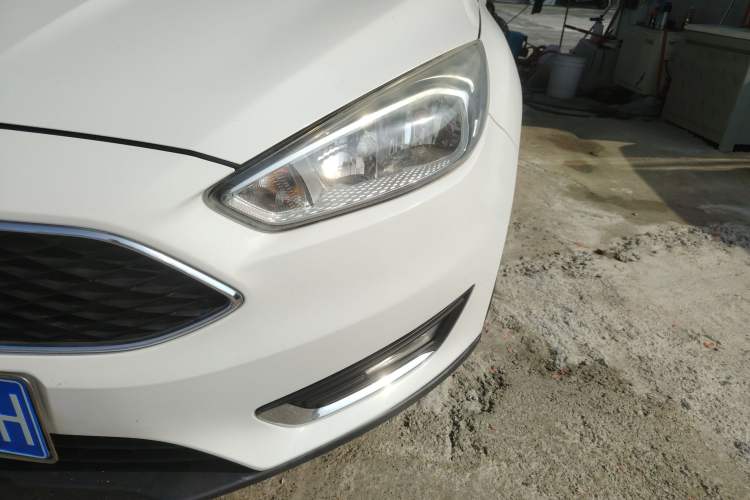 Used Ford Focus 2015 Hatchback EcoBoost 125 Automatic Supreme Style Edition Left Front Headlight