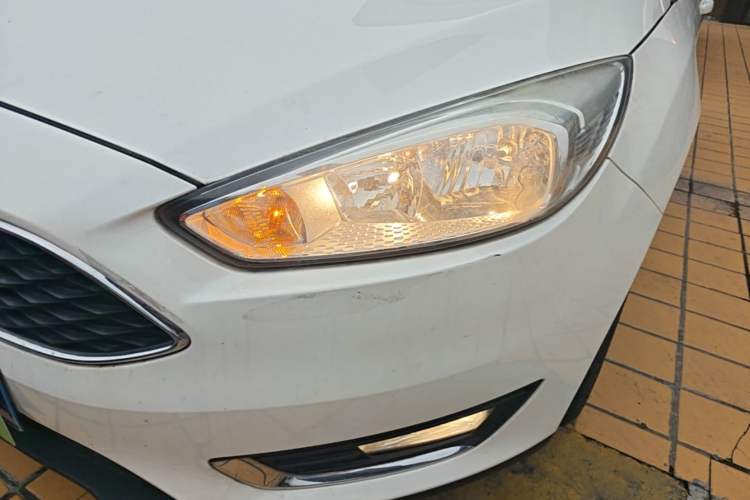 Used Ford Focus 2015 Hatchback EcoBoost 125 Automatic Supreme Style Edition Left Front Headlight