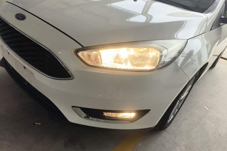 Used Ford Focus 2015 Hatchback EcoBoost 125 Automatic Supreme Style Edition Left Front Headlight