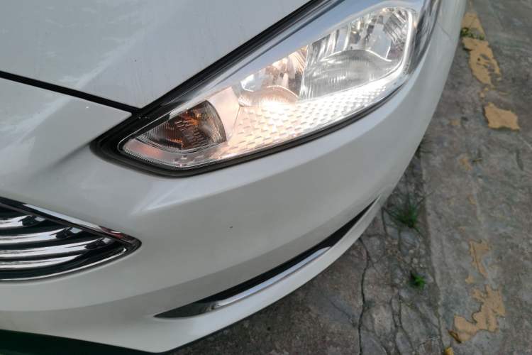 Used Ford Focus 2015 Sedan EcoBoost 125 Automatic Supreme Style Edition Left Front Headlight