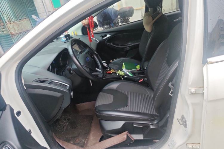 Used Ford Focus 2015 Hatchback EcoBoost 125 Automatic Supreme Style Edition Left Front Seat