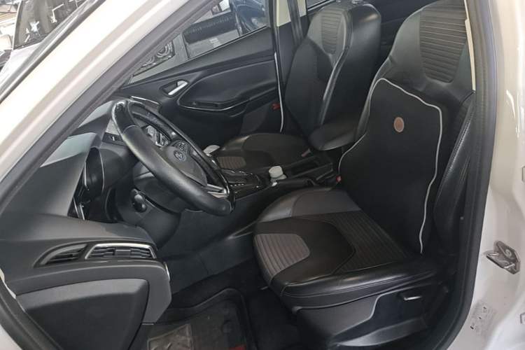 Used Ford Focus 2015 Hatchback EcoBoost 125 Automatic Supreme Style Edition Left Front Seat