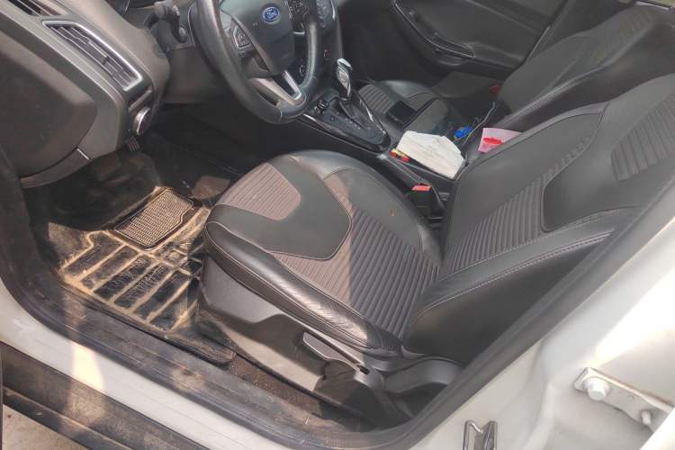 Used Ford Focus 2015 Hatchback EcoBoost 125 Automatic Supreme Style Edition Left Front Seat