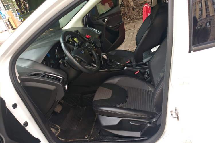 Used Ford Focus 2015 Hatchback EcoBoost 125 Automatic Supreme Style Edition Left Front Seat