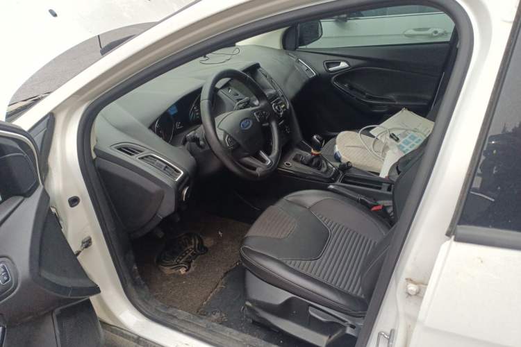 Used Ford Focus 2015 Hatchback EcoBoost 125 Manual – Ultra-Style Edition Left Front Seat