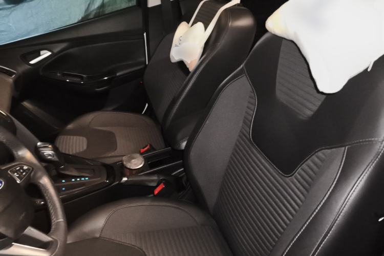 Used Ford Focus 2015 Hatchback EcoBoost 125 Automatic Supreme Style Edition Left Front Seat