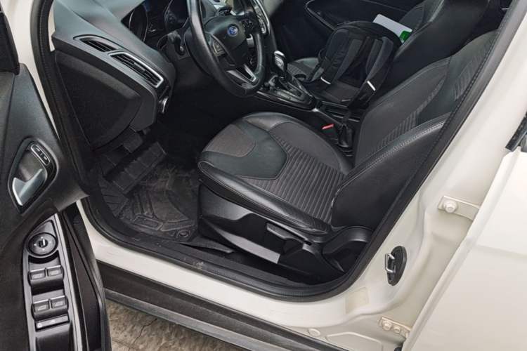 Used Ford Focus 2015 Hatchback EcoBoost 125 Automatic Supreme Style Edition Left Front Seat