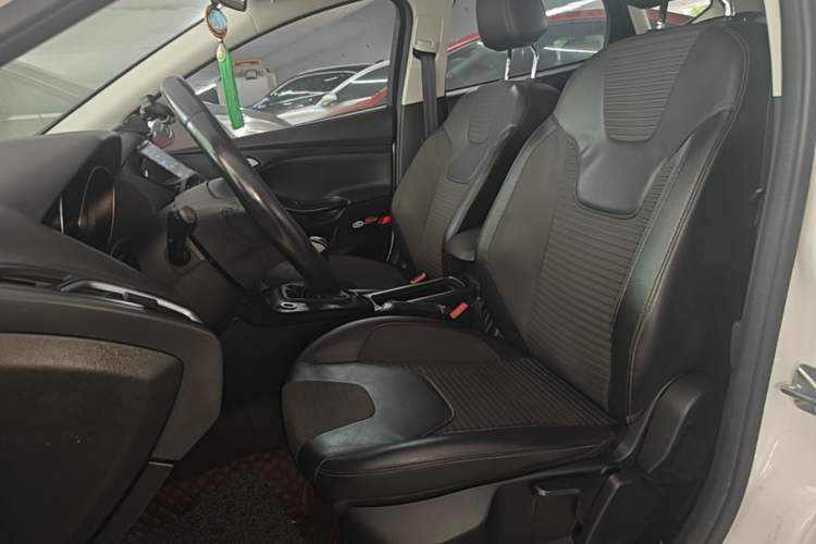 Used Ford Focus 2015 Hatchback EcoBoost 125 Manual – Ultra-Style Edition Left Front Seat