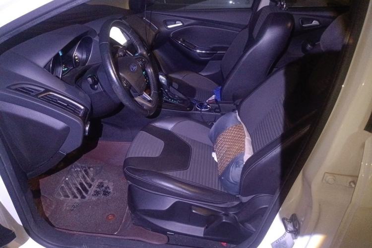 Used Ford Focus 2015 Sedan EcoBoost 125 Automatic Supreme Style Edition Left Front Seat