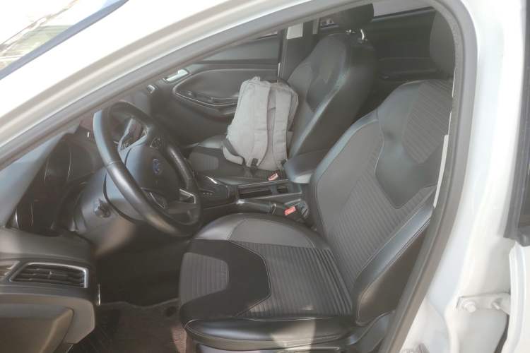 Used Ford Focus 2015 Hatchback EcoBoost 125 Automatic Supreme Style Edition Left Front Seat