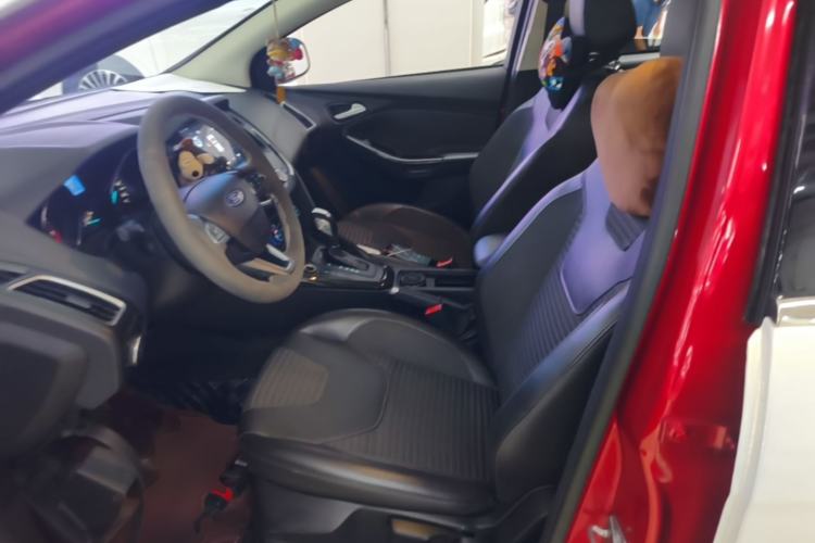 Used Ford Focus 2015 Hatchback EcoBoost 125 Automatic Supreme Style Edition Left Front Seat