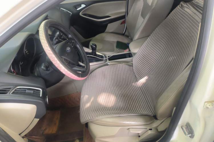 Used Ford Focus 2015 Sedan EcoBoost 125 Manual – Ultra-Style Edition Left Front Seat