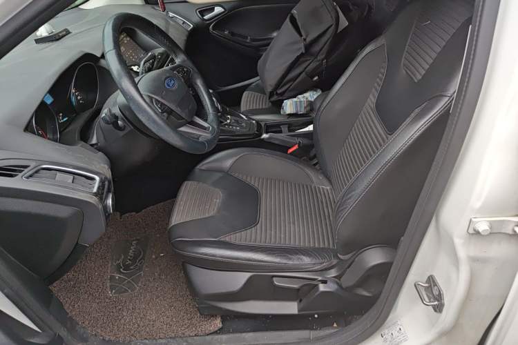 Used Ford Focus 2015 Hatchback EcoBoost 125 Automatic Supreme Style Edition Left Front Seat