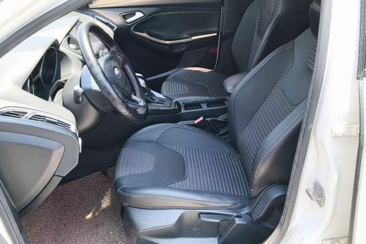 Used Ford Focus 2015 Sedan EcoBoost 125 Automatic Supreme Style Edition Left Front Seat