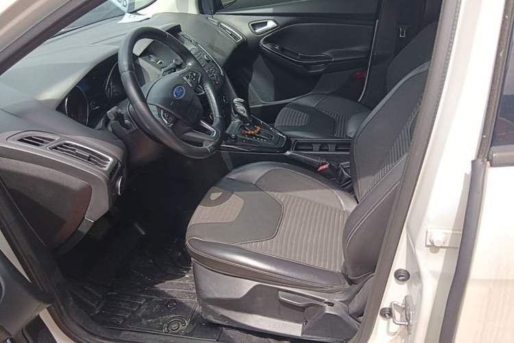 Used Ford Focus 2015 Sedan EcoBoost 125 Automatic Supreme Style Edition Left Front Seat