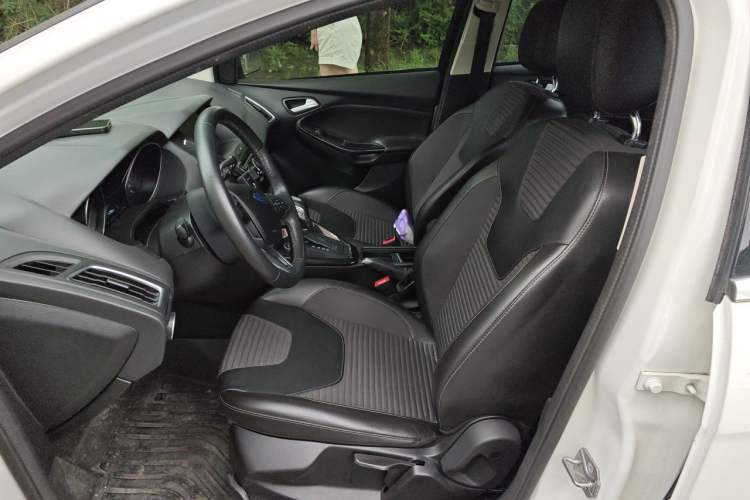 Used Ford Focus 2015 Sedan EcoBoost 125 Automatic Supreme Style Edition Left Front Seat