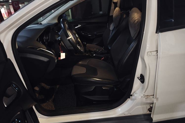 Used Ford Focus 2015 Hatchback EcoBoost 125 Manual – Ultra-Style Edition Left Front Seat