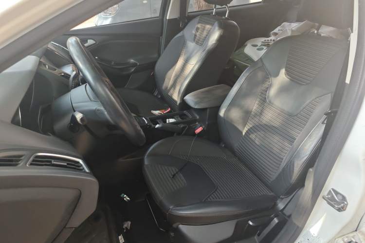 Used Ford Focus 2015 Hatchback EcoBoost 125 Automatic Supreme Style Edition Left Front Seat