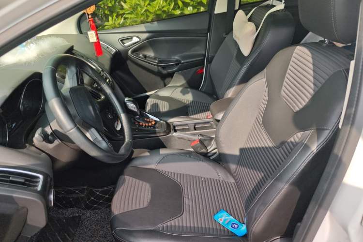 Used Ford Focus 2015 Hatchback EcoBoost 125 Automatic Supreme Style Edition Left Front Seat