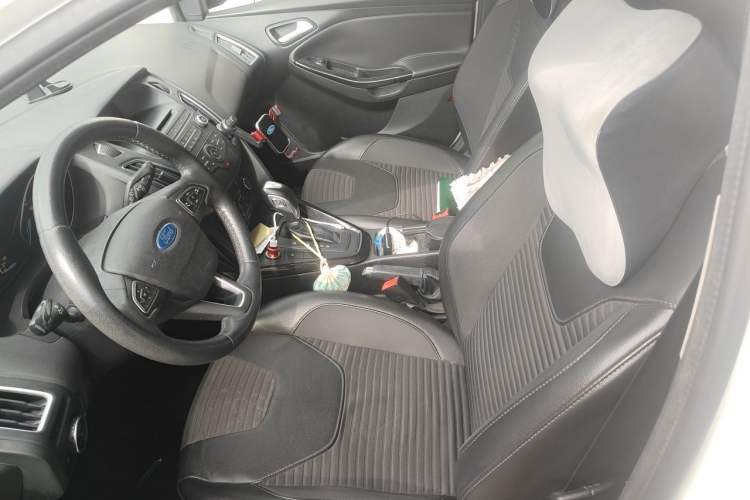 Used Ford Focus 2015 Hatchback EcoBoost 125 Automatic Supreme Style Edition Left Front Seat