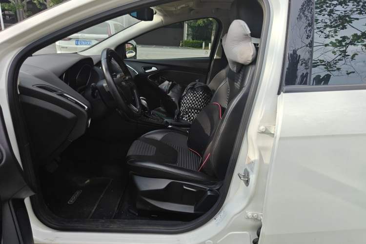 Used Ford Focus 2015 Hatchback EcoBoost 125 Automatic Supreme Style Edition Left Front Seat
