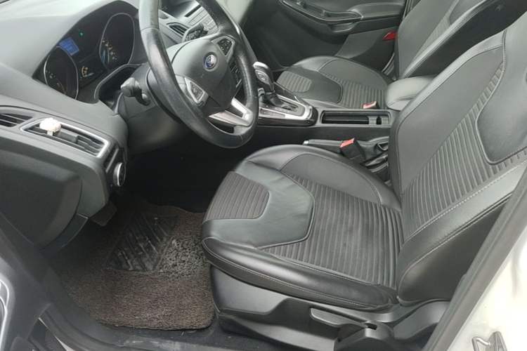 Used Ford Focus 2015 Hatchback EcoBoost 125 Automatic Supreme Style Edition Left Front Seat