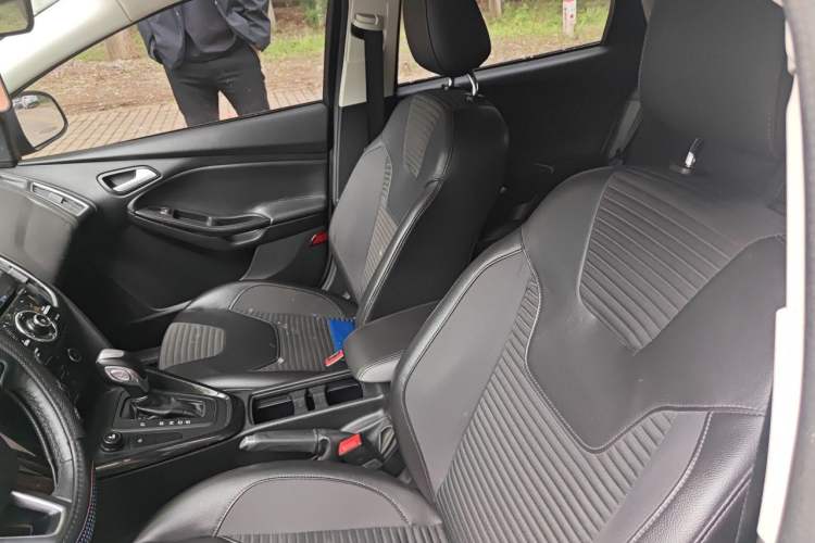 Used Ford Focus 2015 Hatchback EcoBoost 125 Automatic Supreme Style Edition Left Front Seat