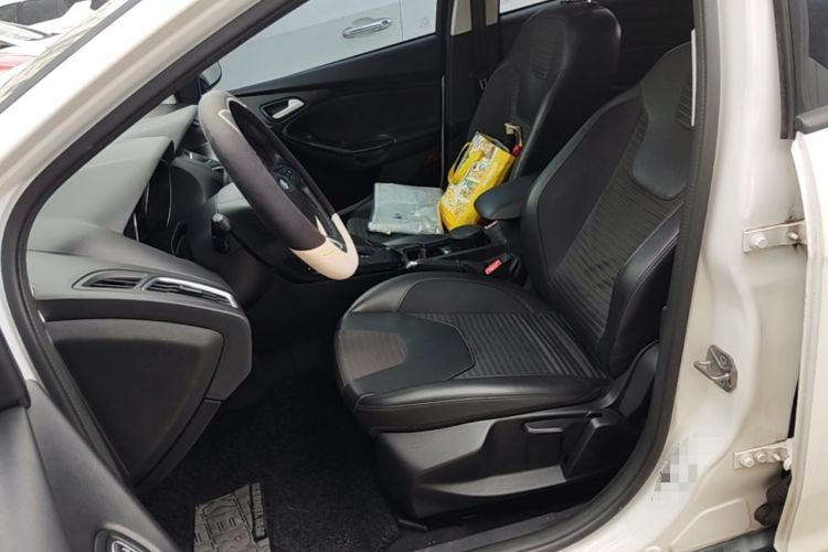 Used Ford Focus 2015 Hatchback EcoBoost 125 Automatic Supreme Style Edition Left Front Seat