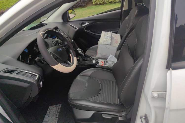 Used Ford Focus 2015 Hatchback EcoBoost 125 Automatic Supreme Style Edition Left Front Seat