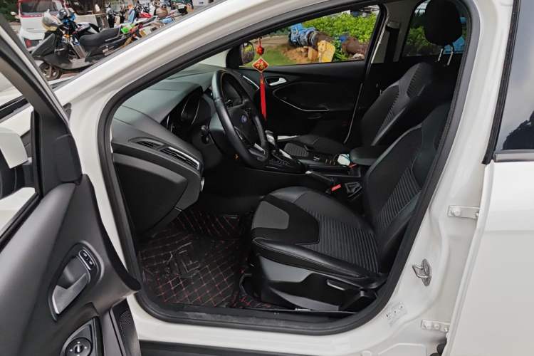 Used Ford Focus 2015 Hatchback 1.6L Automatic Fashion Edition Left Front Seat