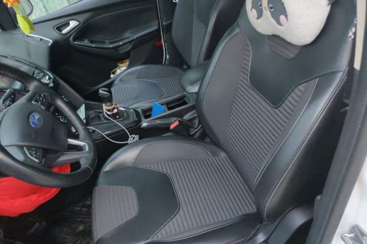 Used Ford Focus 2015 Hatchback EcoBoost 125 Manual – Ultra-Style Edition Left Front Seat