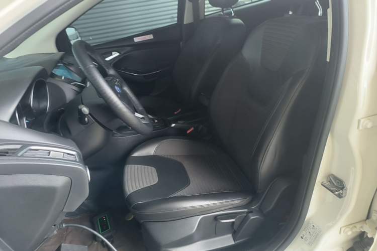 Used Ford Focus 2015 Hatchback EcoBoost 125 Automatic Supreme Style Edition Left Front Seat