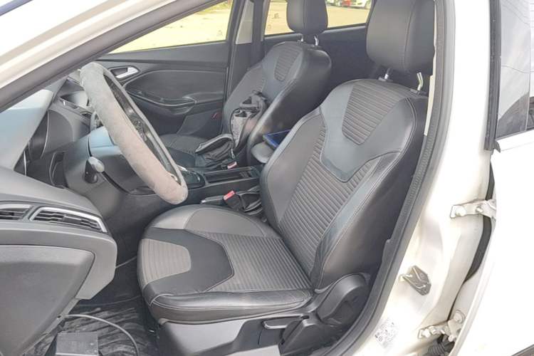 Used Ford Focus 2015 Hatchback EcoBoost 125 Automatic Supreme Style Edition Left Front Seat