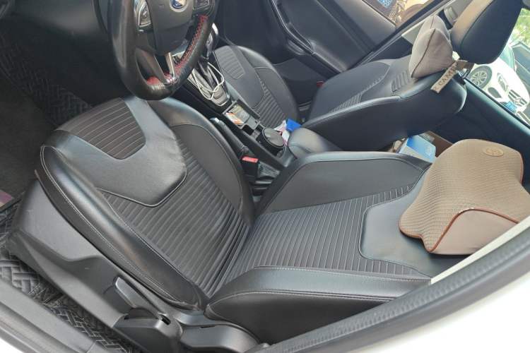 Used Ford Focus 2015 Hatchback EcoBoost 125 Automatic Supreme Style Edition Left Front Seat