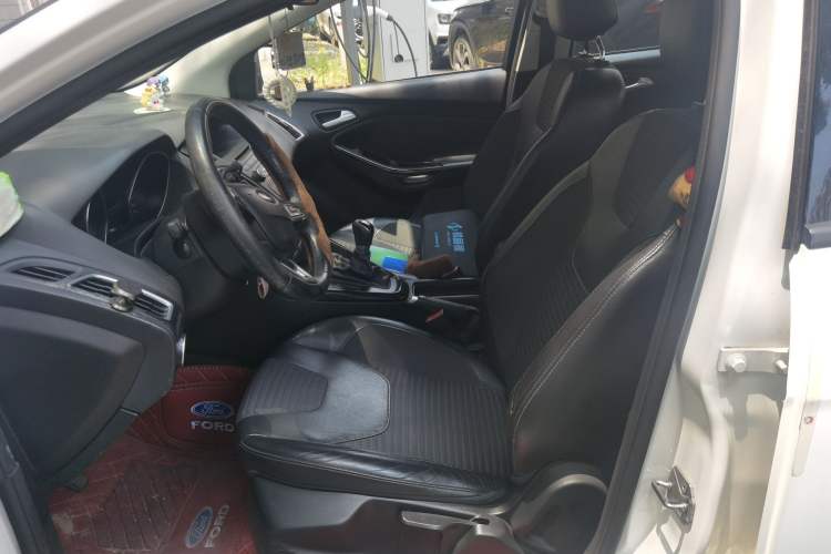 Used Ford Focus 2015 Sedan EcoBoost 125 Manual – Ultra-Style Edition Left Front Seat