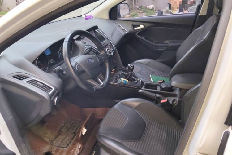 Used Ford Focus 2015 Sedan EcoBoost 125 Manual – Ultra-Style Edition Left Front Seat