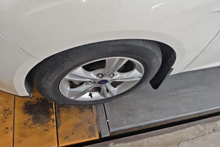 Used Ford Focus 2015 Hatchback 1.6L Automatic Comfort Model Left Front Wheel Hub