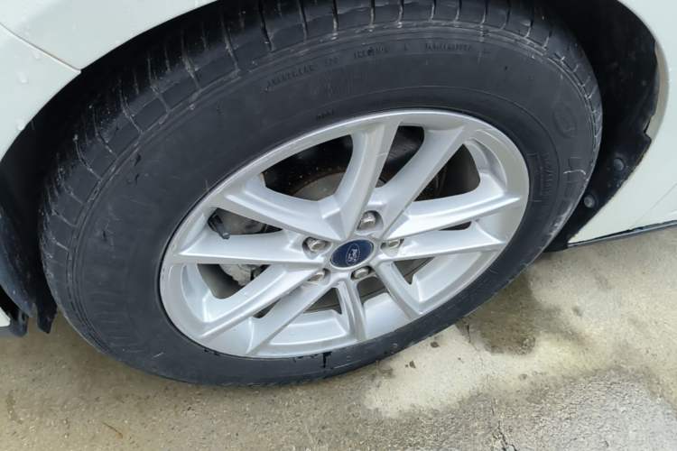 Used Ford Focus 2015 Sedan EcoBoost 180 Automatic Elite Model Left Front Wheel Hub